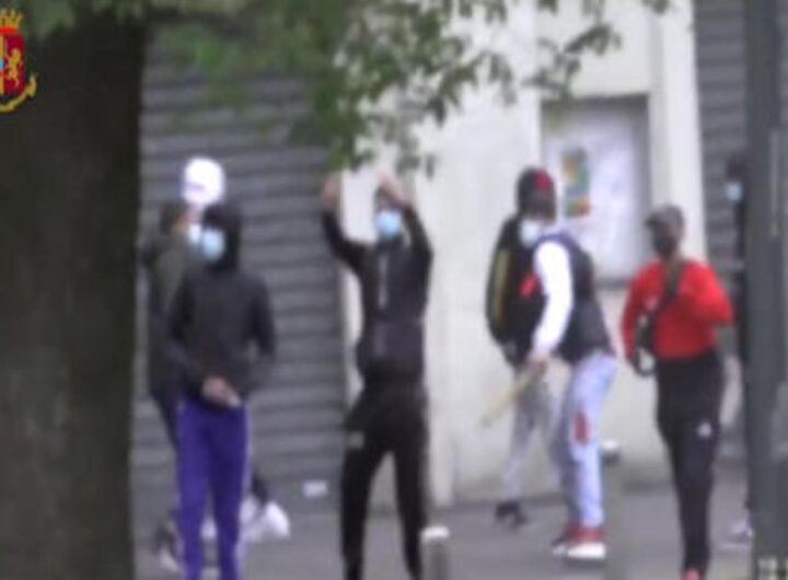 Un gruppo di maranza durante un'aggressione