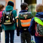 bambini vanno a scuola