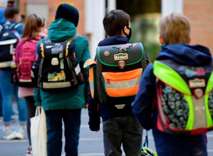 bambini vanno a scuola