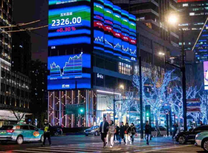 Una crisi finanziaria mondiale si sta preparando? Ci sono i segnali: “Peggio del 2008”, nella foto La borsa di Hong Kong
