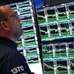 Un tipo che guarda l'andamento delle Borse