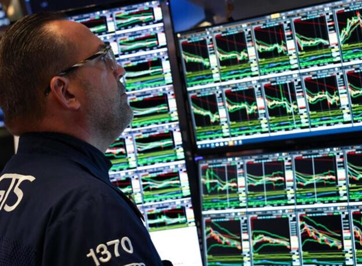 Un tipo che guarda l'andamento delle Borse