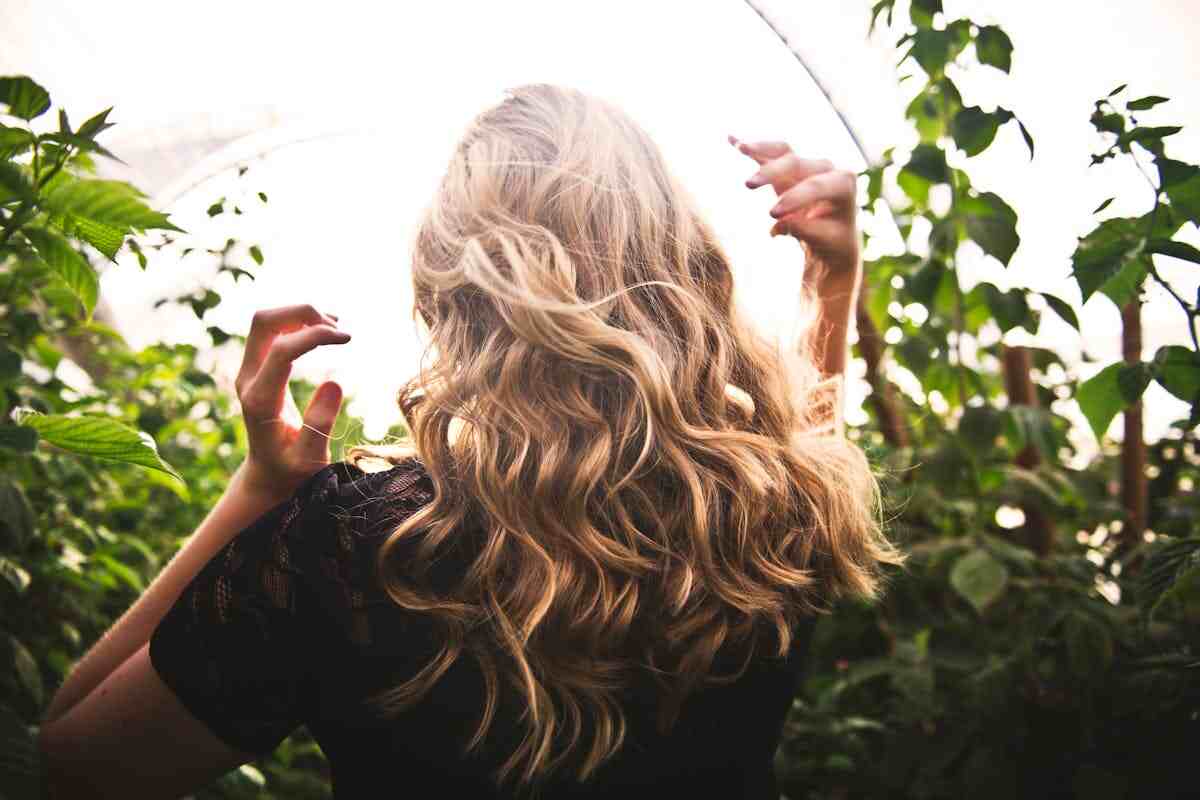 Capelli forti e lucenti con un rimedio naturale a costo zero: la soluzione perfetta per il cambio di stagione