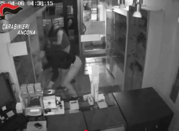 La rapina nella gioielleria ad Ancona