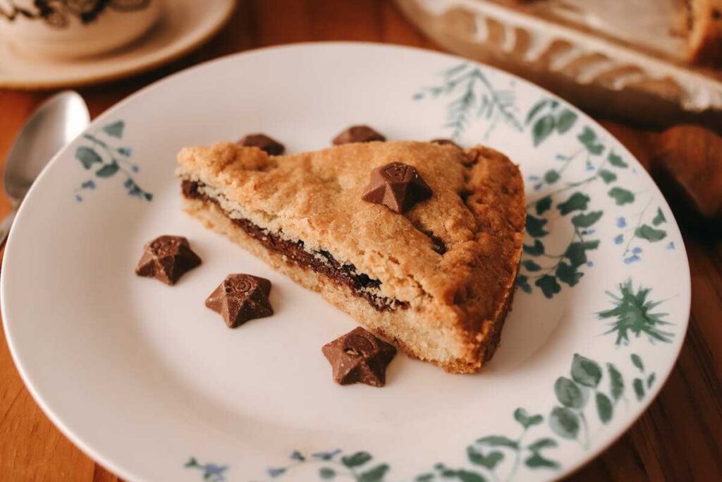 una fetta di crostata ricotta e cioccolato