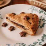 una fetta di crostata ricotta e cioccolato