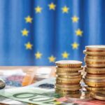 La bandiera europea con degli euro davanti