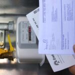Bollette davanti al contatore del gas
