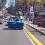 Trasporta un divano sul monopattino a Roma