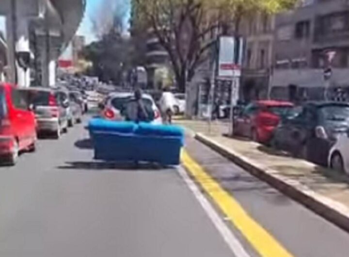 Trasporta un divano sul monopattino a Roma