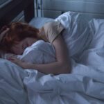 una donna che dorme in un letto