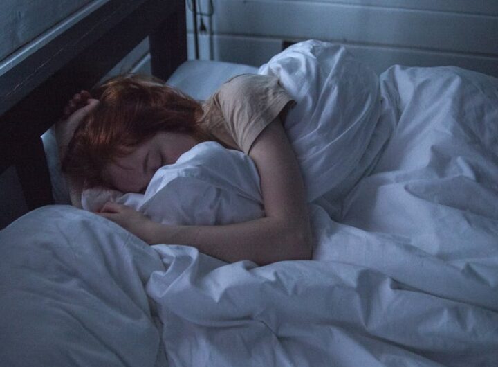 una donna che dorme in un letto