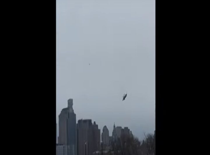 Il video dell'elicottero precipitato a New York