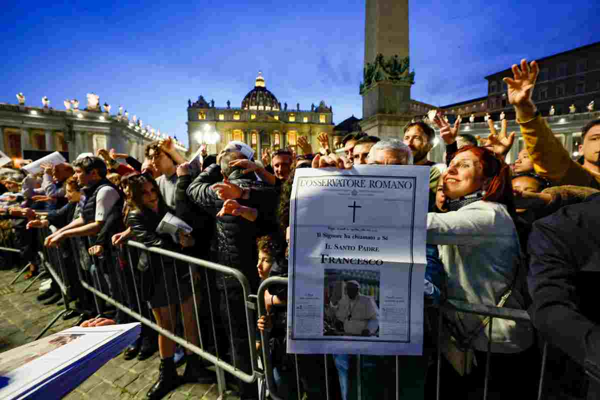 La foto del giorno, migliaia di fedeli in piazza San Pietro dopo l’annuncio della morte di Papa Francesco