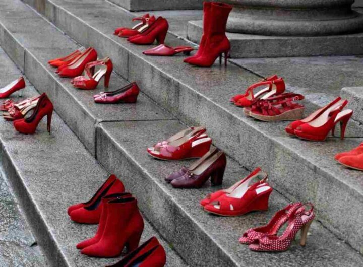 Scarpe rosse in ricordo delle vittime di femminicidio