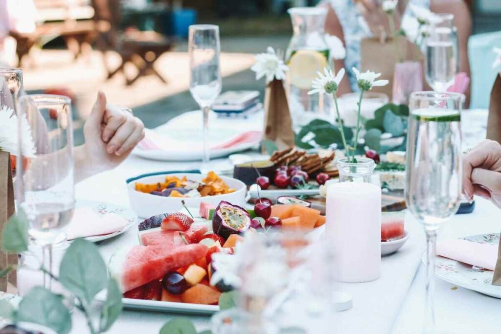 una tavola con della frutta