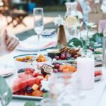 una tavola con della frutta