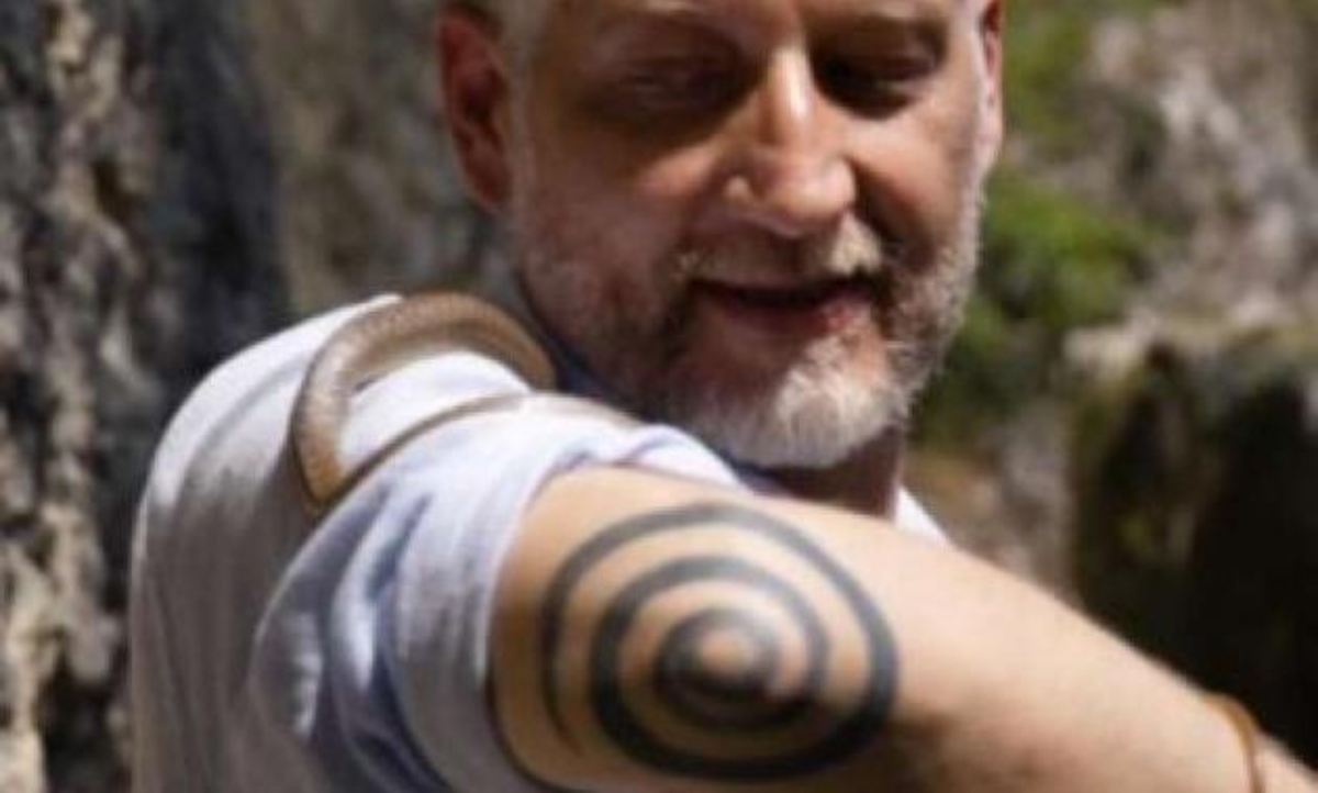 Giuli e il petto “offerto alla causa ancora prima che FdI nascesse”. Con tanto d’aquila tatuata