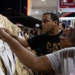 La gente che a Santo Domingo cerca i nomi dei loro familiari nella lista dei superstiti al crollo della discoteca Jet Set