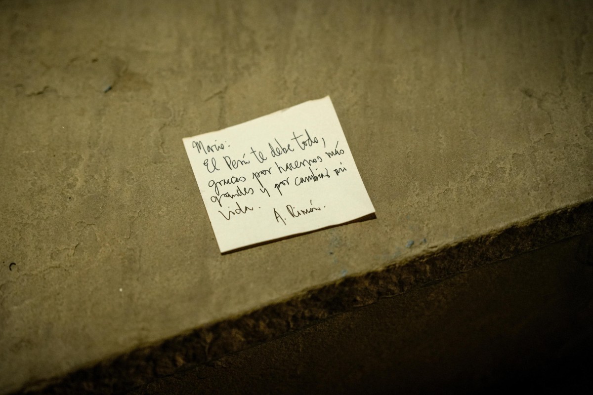 La foto del giorno, il messaggio lasciato davanti alla casa del premio nobel Mario Vargas Llosa: “Grazie per averci reso più grandi”