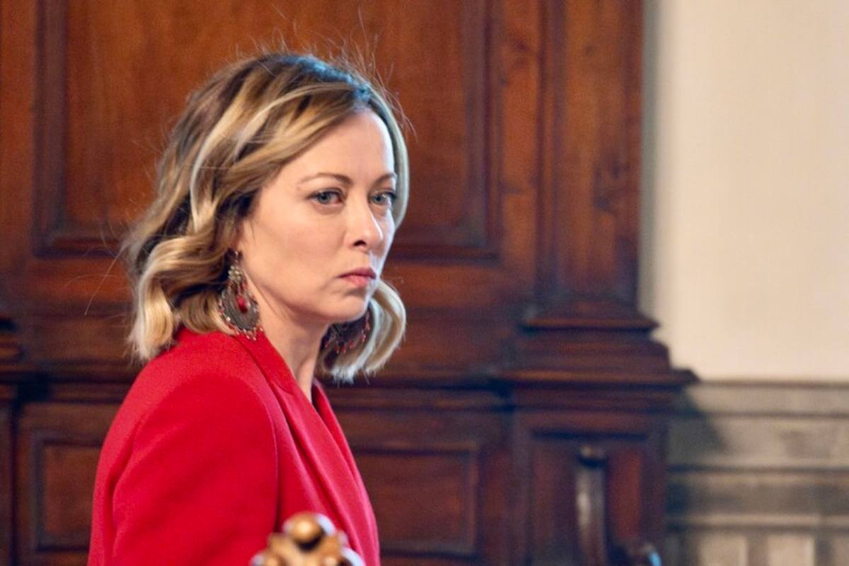meloni in rosso sguardo severo