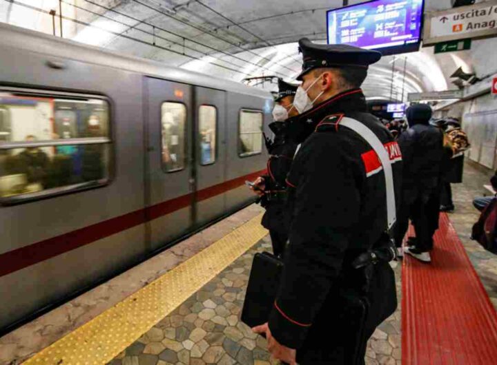 Carabinieri lungo la metro a Roma