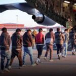 Migranti ammanettati e deportati in El Salvador