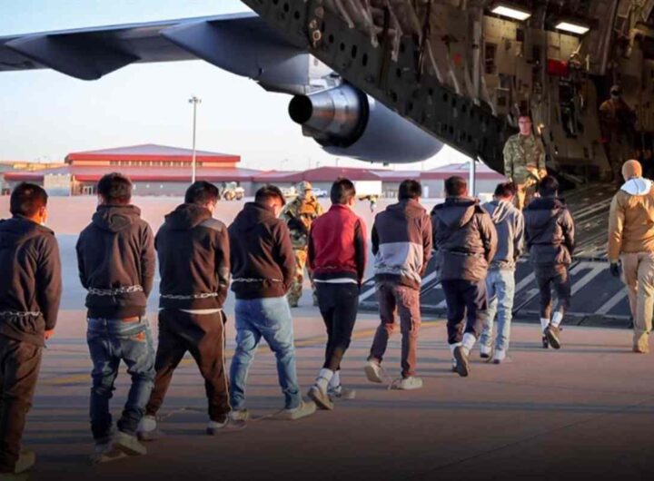 Migranti ammanettati e deportati in El Salvador