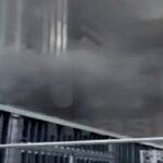 Fumo esce dal centro commerciale di Mosca