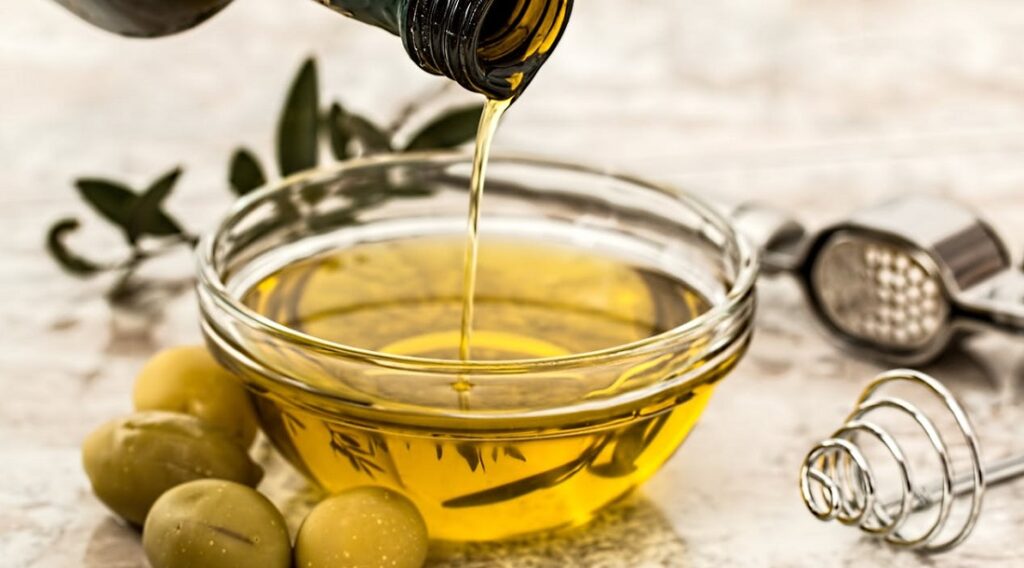 L'olio extravergine di oliva rafforza la memoria e protegge il cervello dall'Alzheimer? Nella foto Olio extravergine di oliva