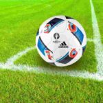 Pallone sulla lunetta del calcio d'angolo