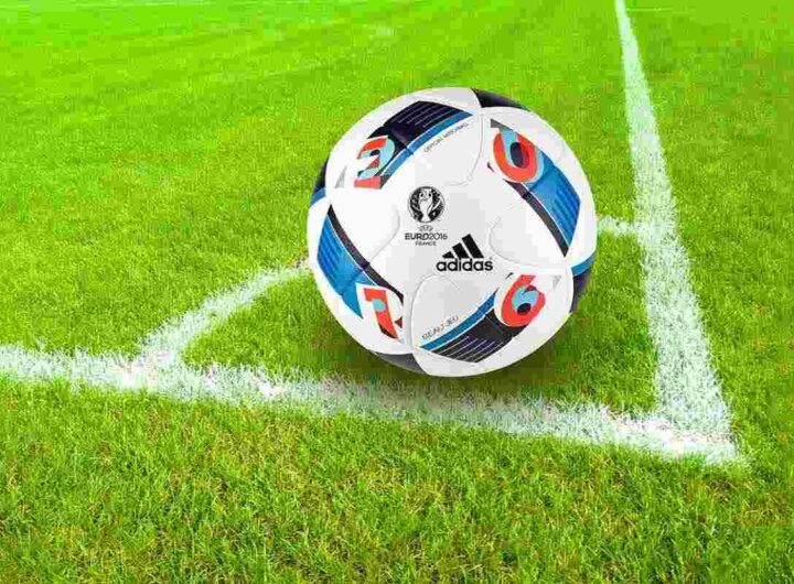 Pallone sulla lunetta del calcio d'angolo