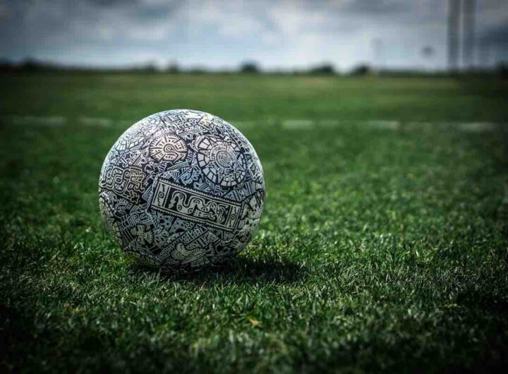 Pallone su un campo di calcio