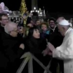 Pap Francesco, schiaffo sulla mano della pellegrina
