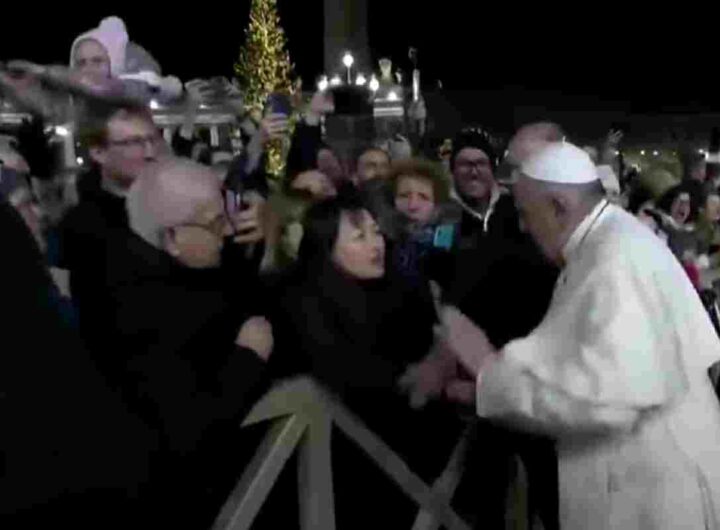 Pap Francesco, schiaffo sulla mano della pellegrina
