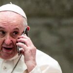Tasca, il frate vescovo, si racconta in un libro: “Numero ignoto, Chi sei? Papa Francesco”, nella foto Papa Francesco al telefono
