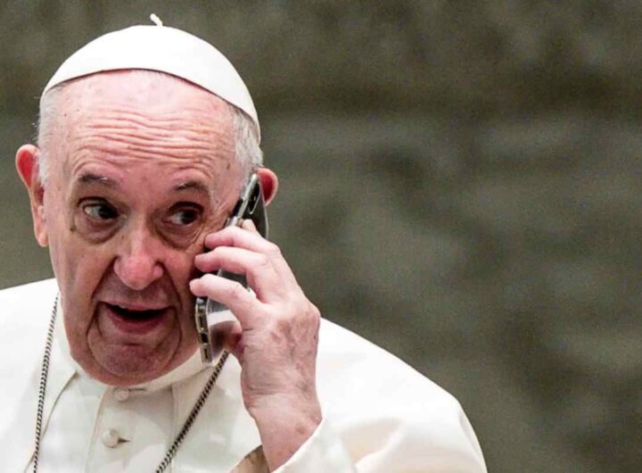 Tasca, il frate vescovo, si racconta in un libro: “Numero ignoto, Chi sei? Papa Francesco”, nella foto Papa Francesco al telefono