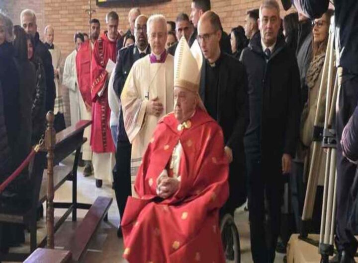 Papa bergoglio apre la Porta Santa dal carcere romano di Rebibbia