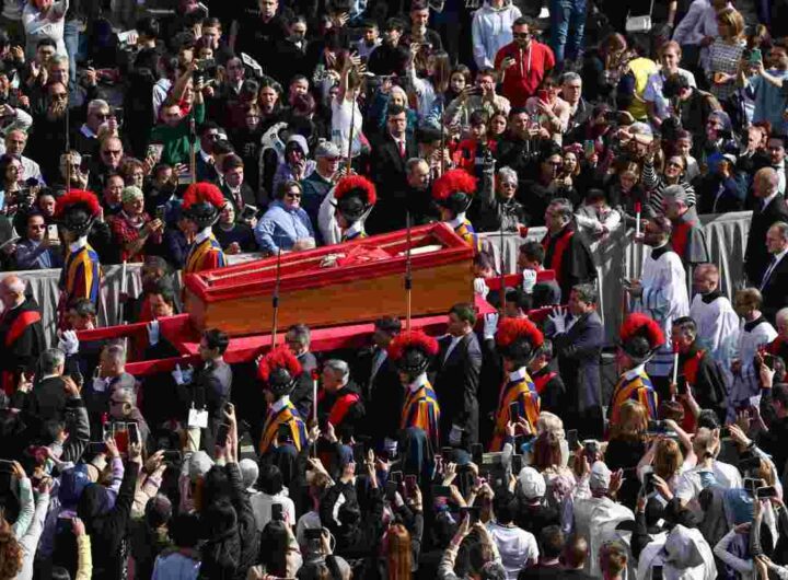 La salma di Papa bergoglio, la parola ai complottisti