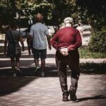 un uomo anziano di spalle