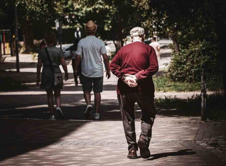 un uomo anziano di spalle