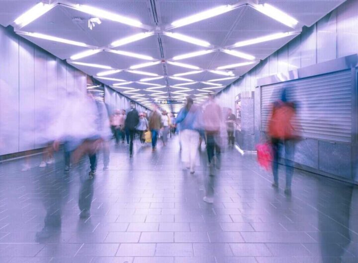 persone sotto la metropolitana