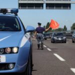 Polizia ferma automobilisti in un tratto autostradale vicino Bologna