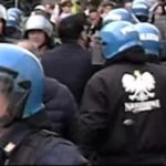 poliziotto felpa nazi