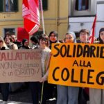 La protesta per la professoressa sanzionata per aver insegnato durante i permessi allattamento