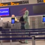 ragazzo avvolto nella pellicola