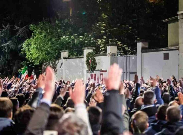 Saluti romani al corteo per Ramelli