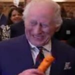 Re Carlo suona il flauto a carota