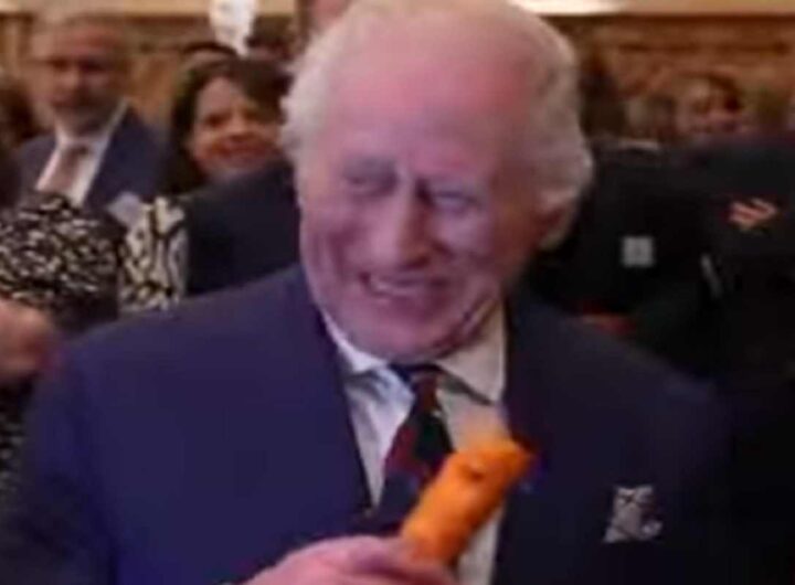 Re Carlo suona il flauto a carota