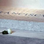 La rosa bianca sulla tomba di Papa Francesco